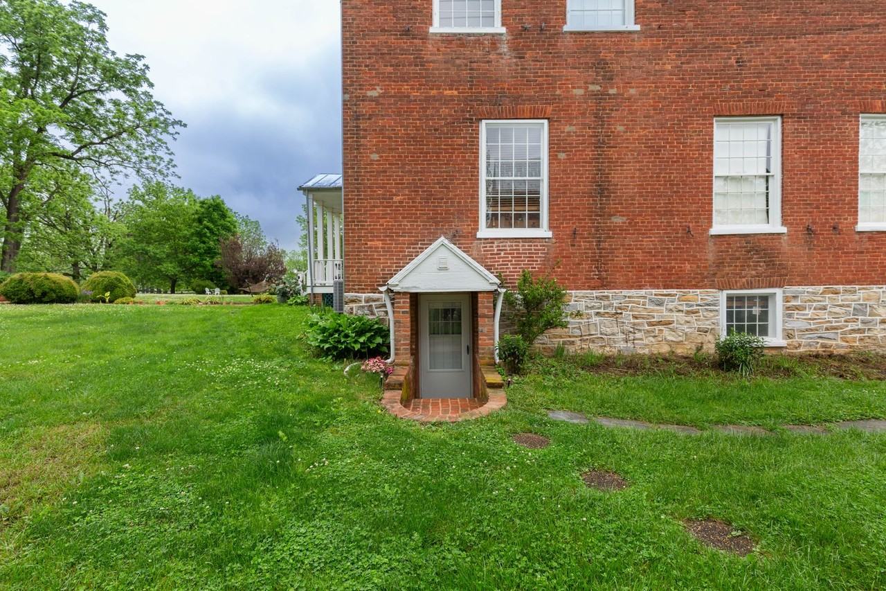 568 Smithfield Ln - Photo 2 of 26