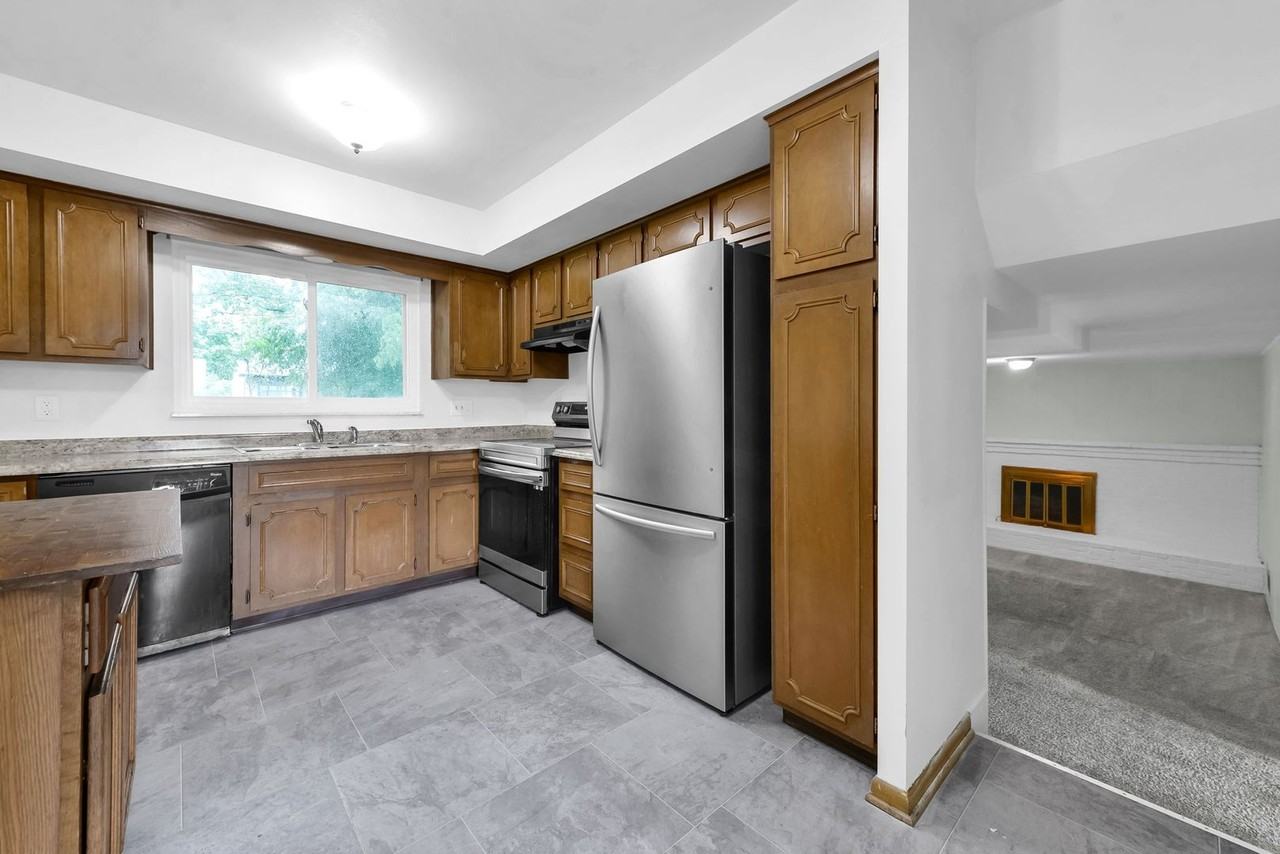 2032 Northcliff Dr - Photo 3 of 16