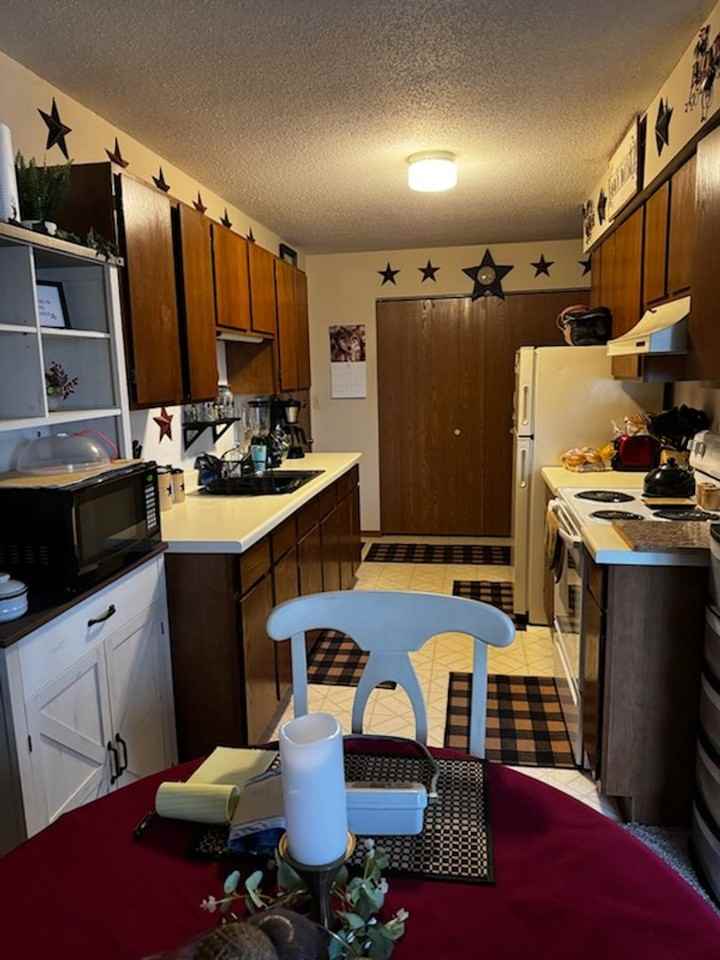 558 Braund St - Photo 3 of 6