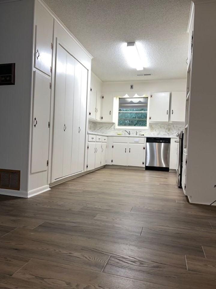 2524 W Hillsboro St - Photo 5 of 33