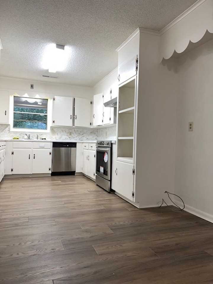 2524 W Hillsboro St - Photo 6 of 33
