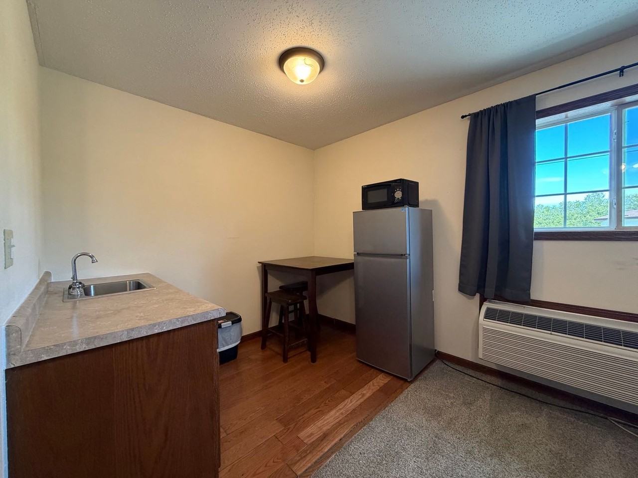 241 Main St - Photo 5 of 10