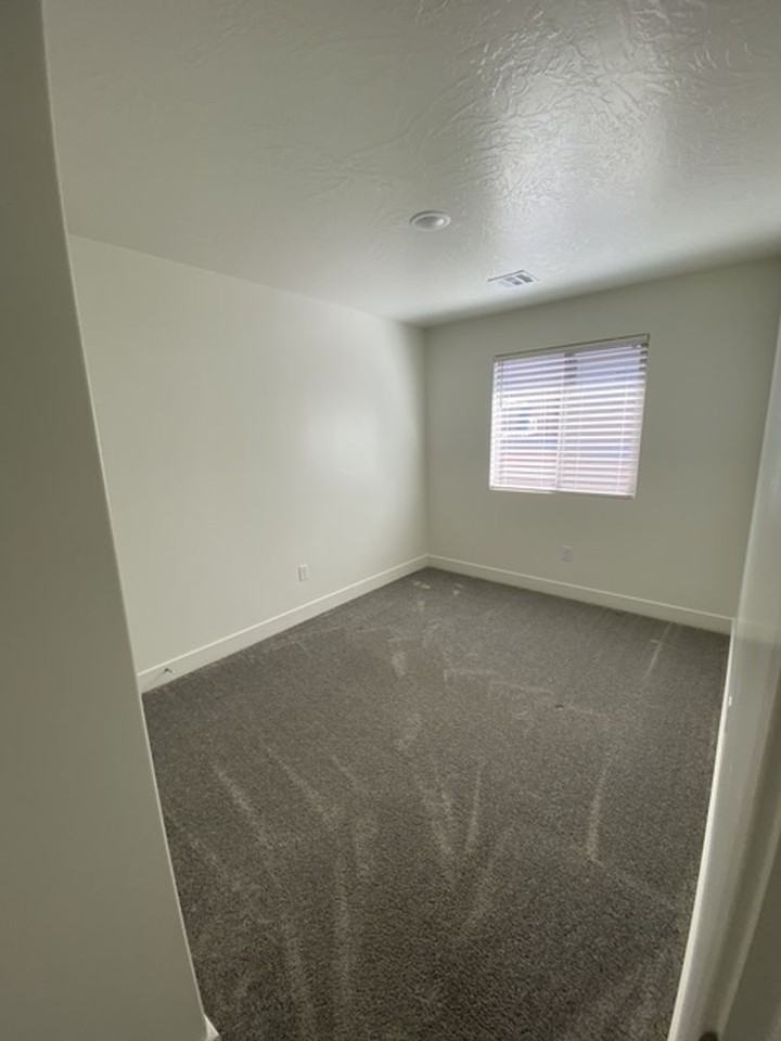 5808 S Challenger Way - Photo 4 of 17