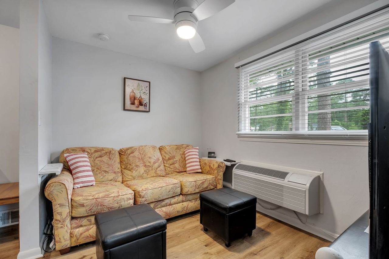 1603 Carruthers St - Photo 5 of 18