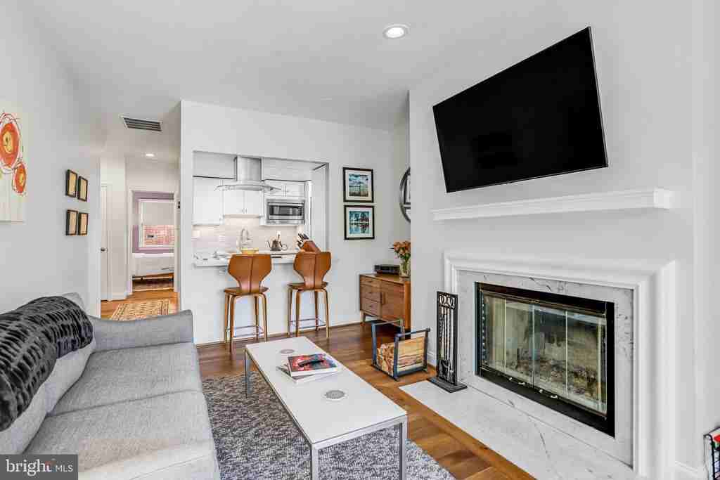 212 3rd St Ne ##A - Photo 5 of 33