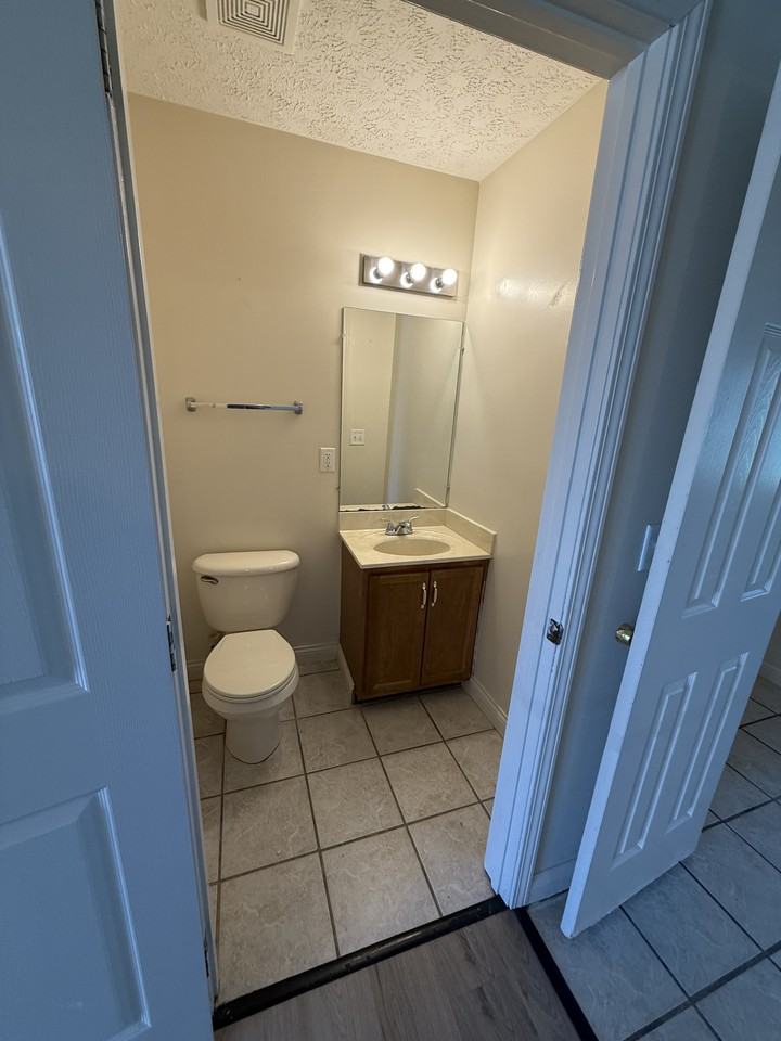 24 Jade Ct #J5 - Photo 2 of 10