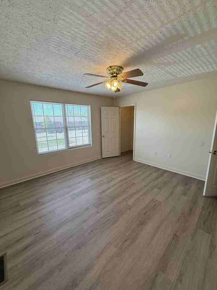 24 Jade Ct #J5 - Photo 4 of 10