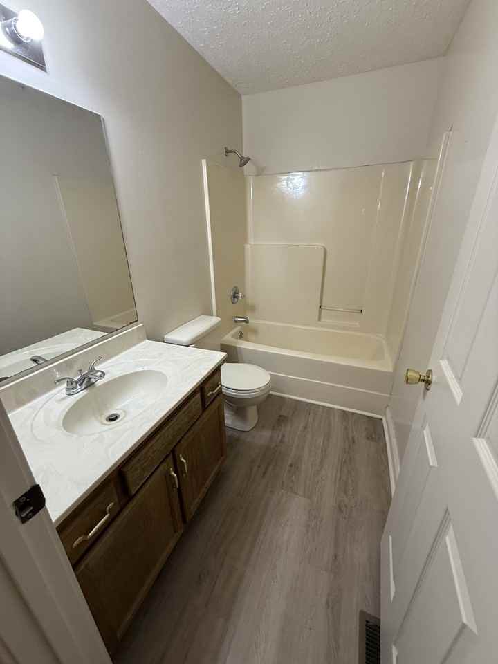 24 Jade Ct #J5 - Photo 6 of 10