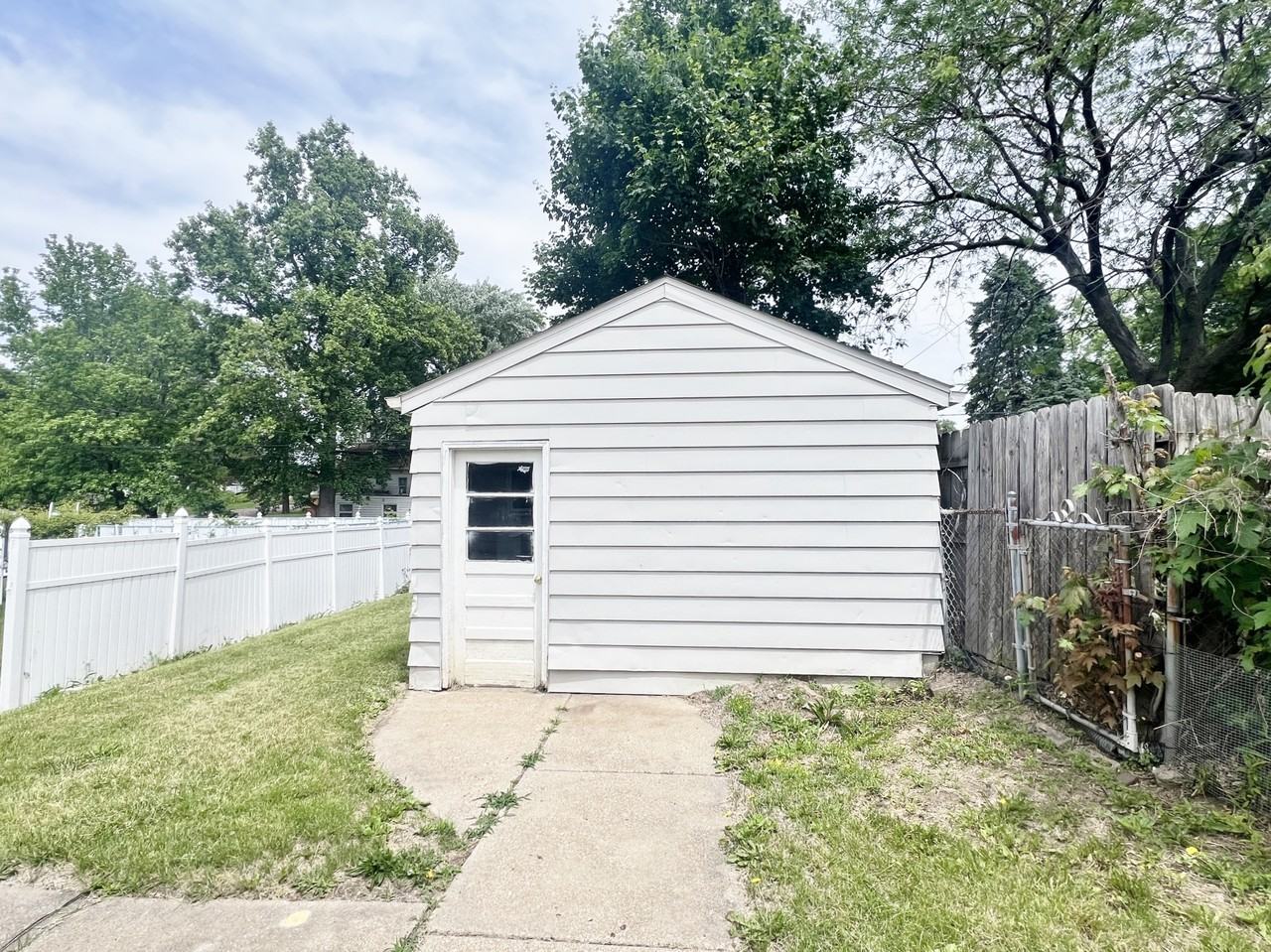 811 East Lake Avenue - Photo 3 of 18