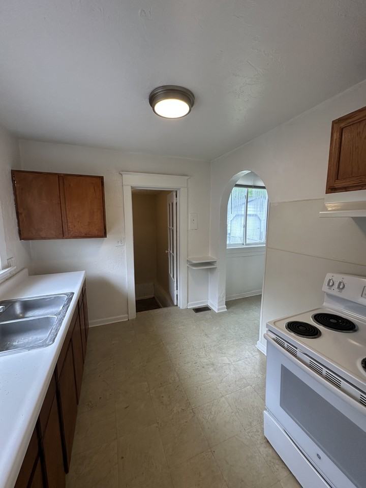 2109 W 9th St #1 - Photo 4 of 13