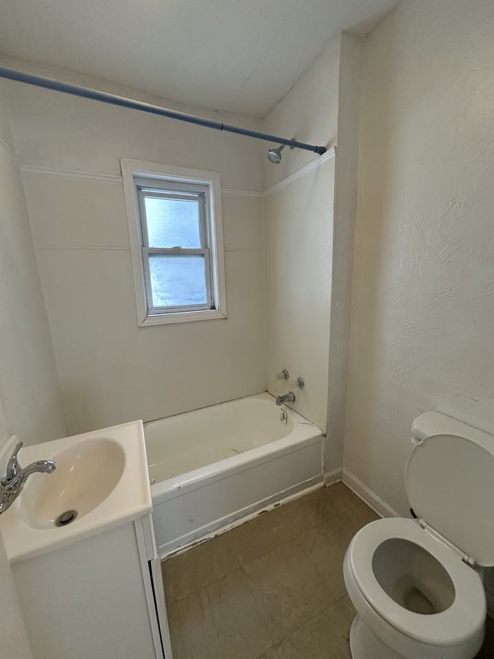 2109 W 9th St #1 - Photo 7 of 13