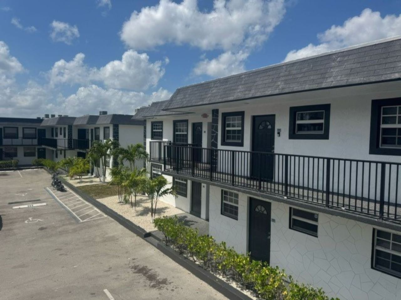 Davie Commons Apts LLC - Photo 3 of 5
