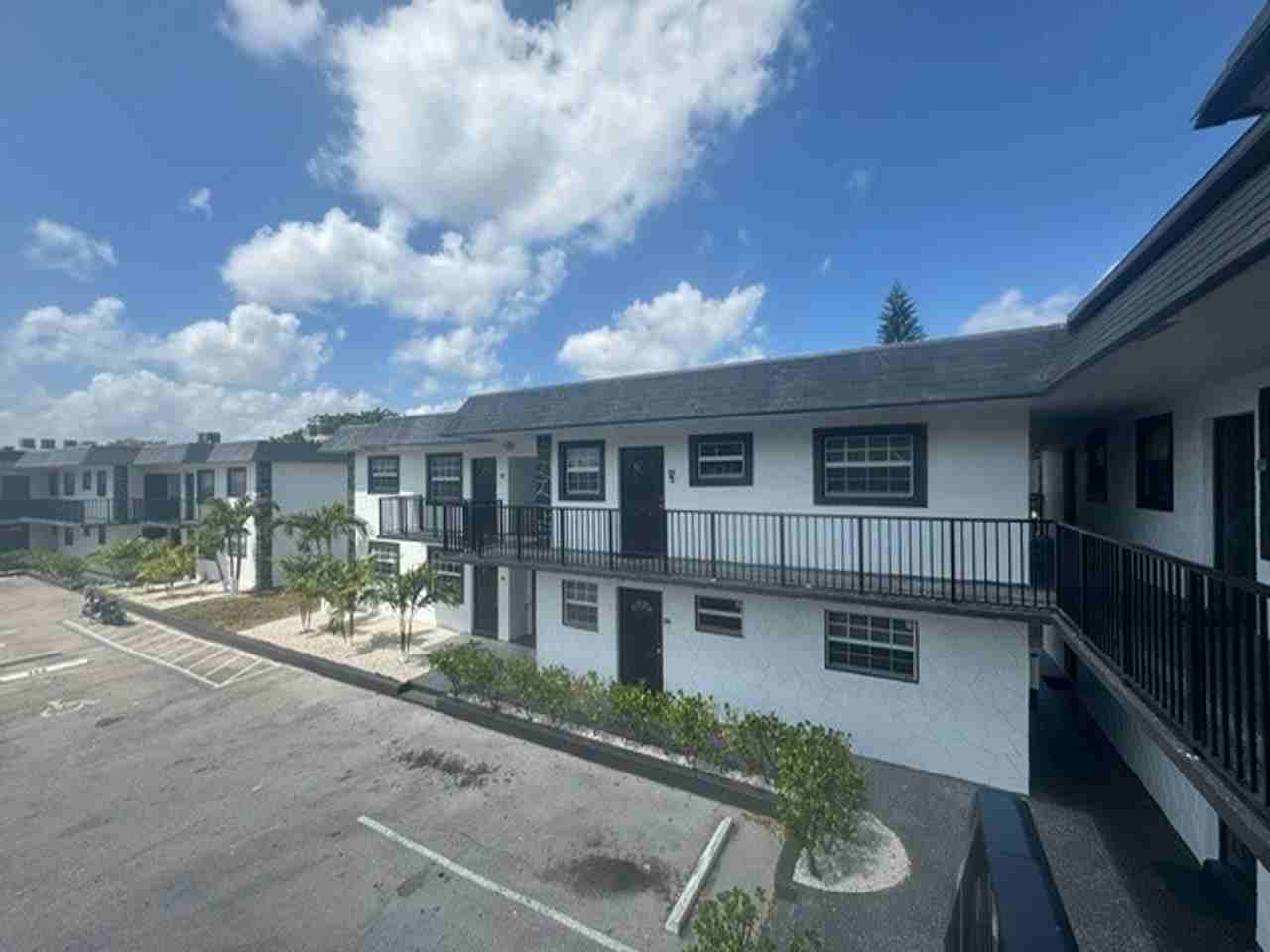 Davie Commons Apts LLC - Photo 4 of 5