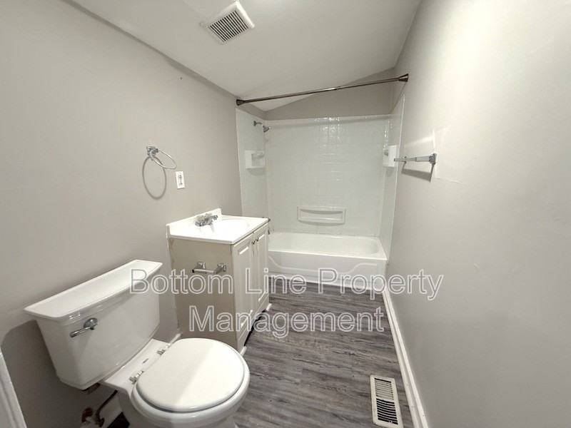 917 N Oakland St - Photo 6 of 11