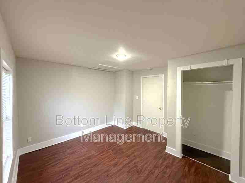 917 N Oakland St - Photo 7 of 11