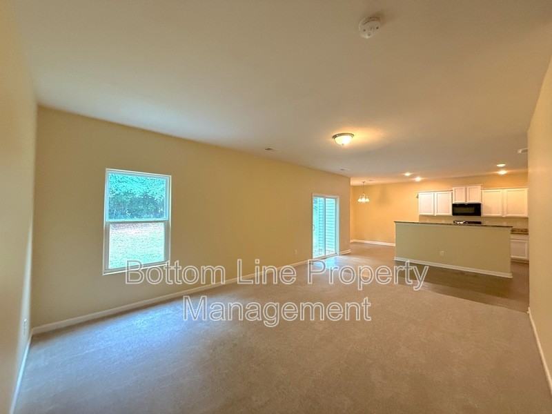 1321 Waylon Ave - Photo 4 of 23