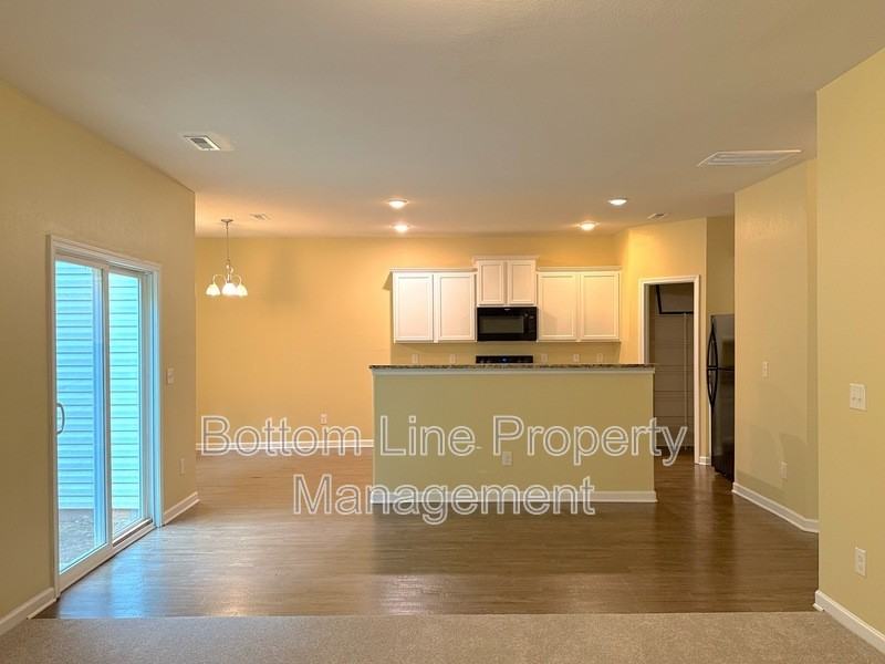 1321 Waylon Ave - Photo 5 of 23