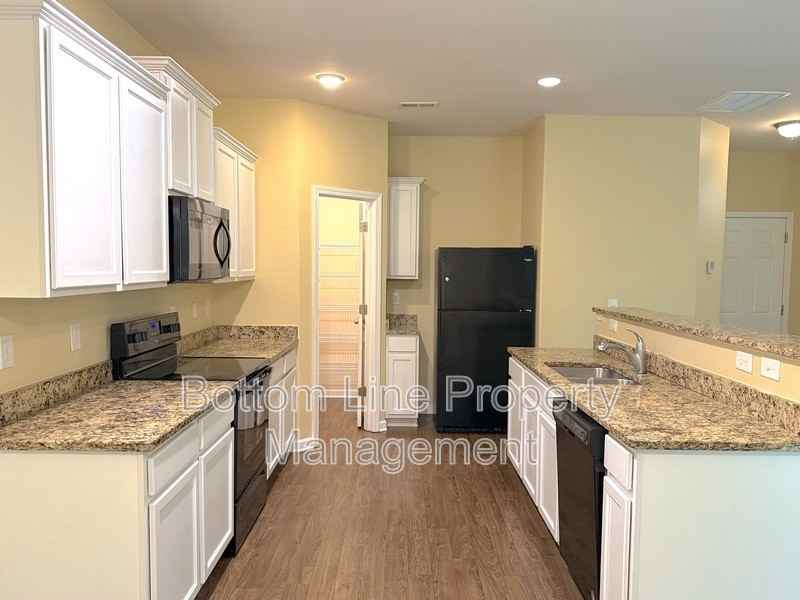 1321 Waylon Ave - Photo 6 of 23