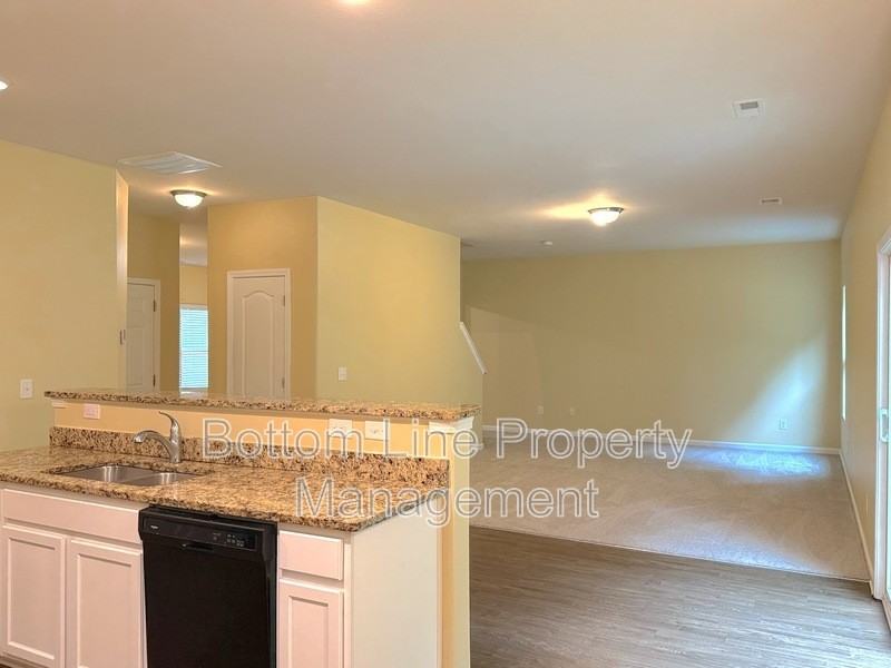 1321 Waylon Ave - Photo 7 of 23