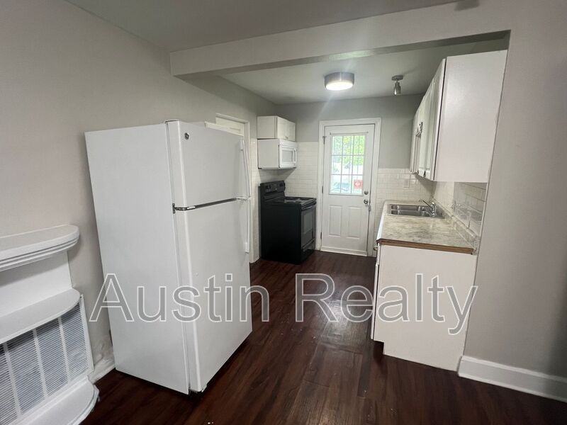 8713 Maryknoll Ave - Photo 3 of 10