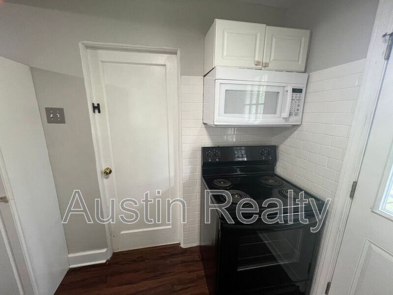 8713 Maryknoll Ave - Photo 4 of 10