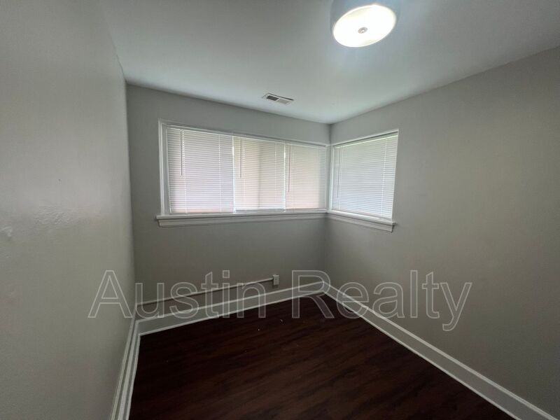 8713 Maryknoll Ave - Photo 6 of 10