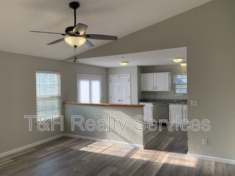10341 Whitewater Ln - Photo 4 of 21