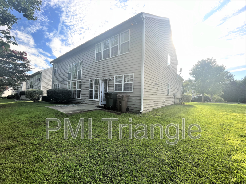 412 Howard Grove Pkwy - Photo 3 of 16