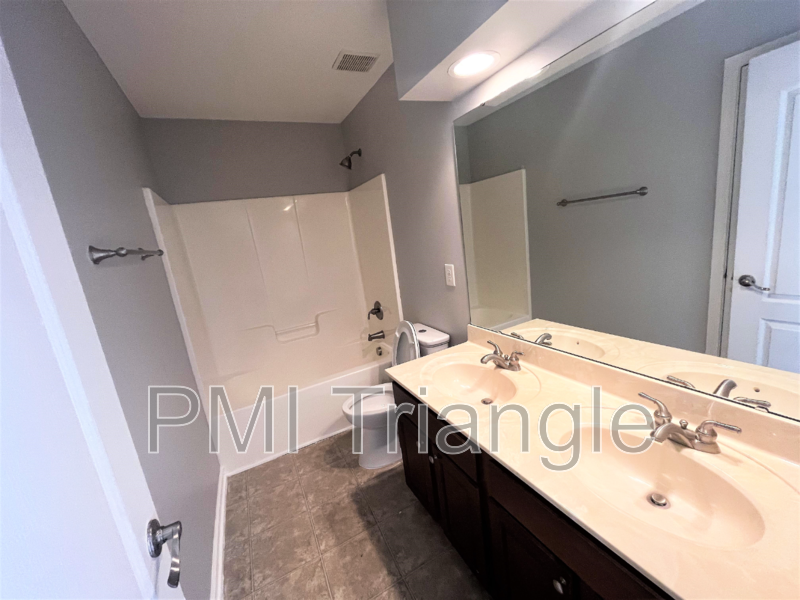 412 Howard Grove Pkwy - Photo 5 of 16