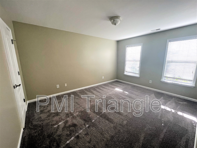 412 Howard Grove Pkwy - Photo 6 of 16