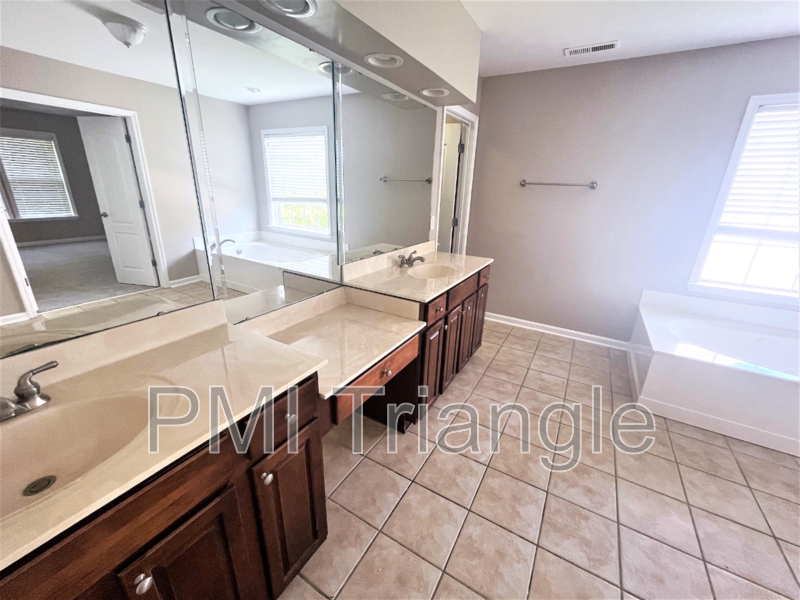 412 Howard Grove Pkwy - Photo 7 of 16