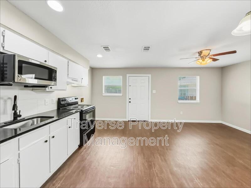 1215 Lowe St - Photo 2 of 23