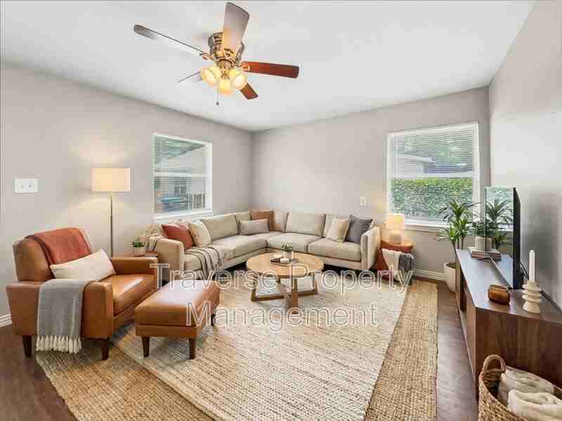 1215 Lowe St - Photo 3 of 23