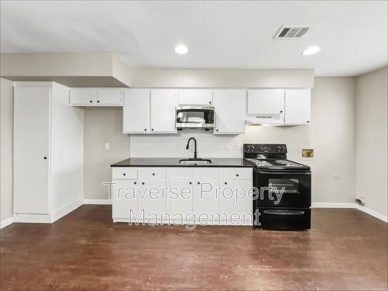 1215 Lowe St - Photo 4 of 23