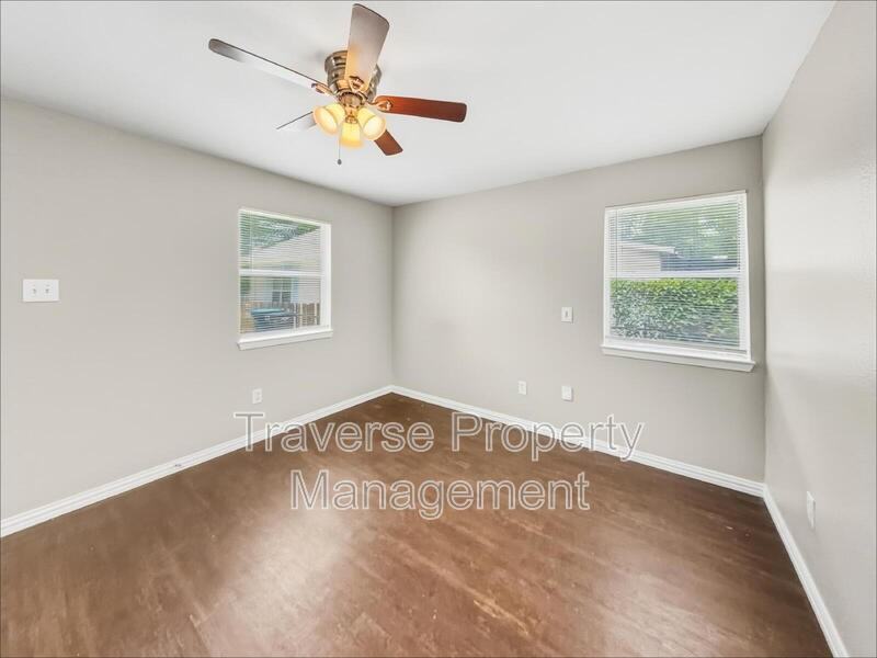 1215 Lowe St - Photo 5 of 23