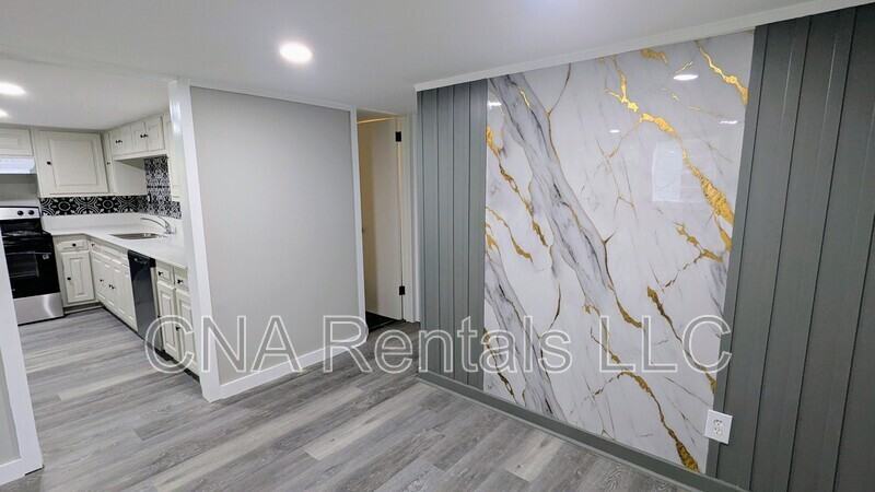 1772 Martin Pl Se #B - Photo 4 of 17