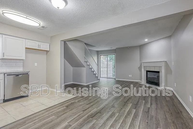 106 Ne Dogwood St #D - Photo 2 of 7