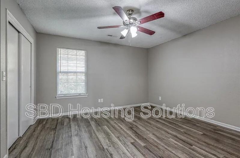 106 Ne Dogwood St #D - Photo 4 of 7