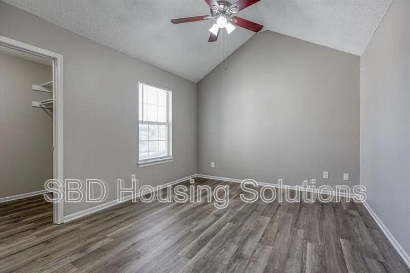 106 Ne Dogwood St #D - Photo 5 of 7