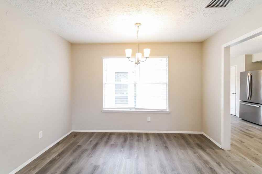 9938 Shell Rock Rd - Photo 5 of 15