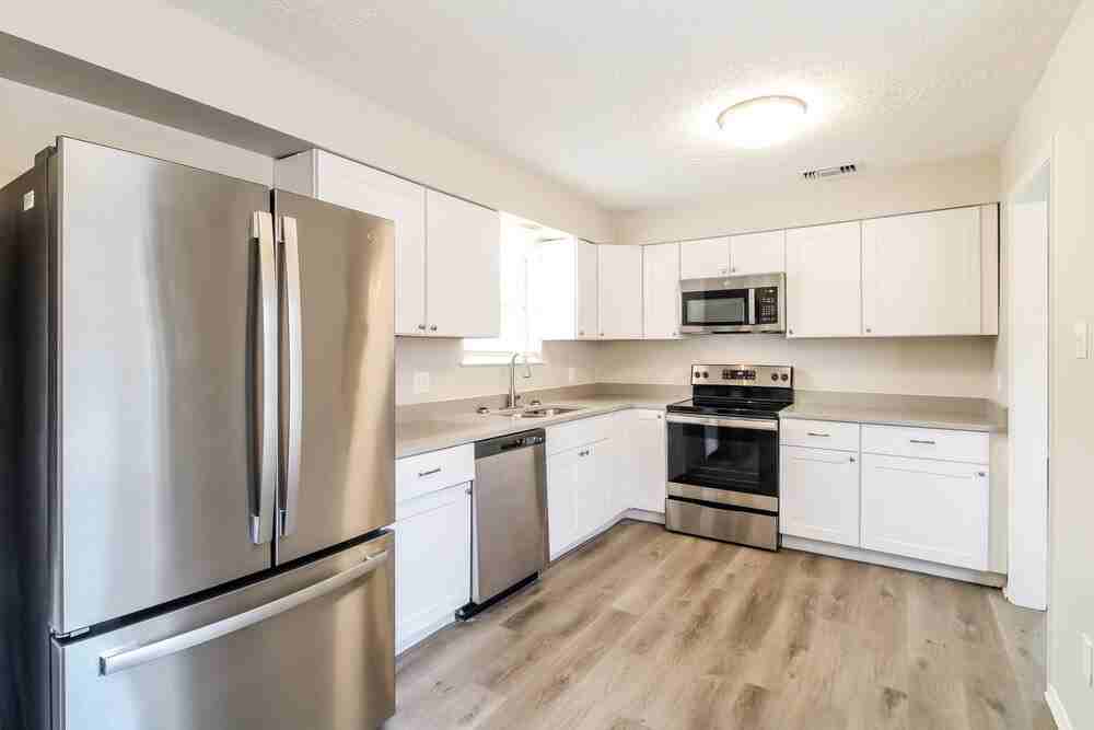 9938 Shell Rock Rd - Photo 7 of 15