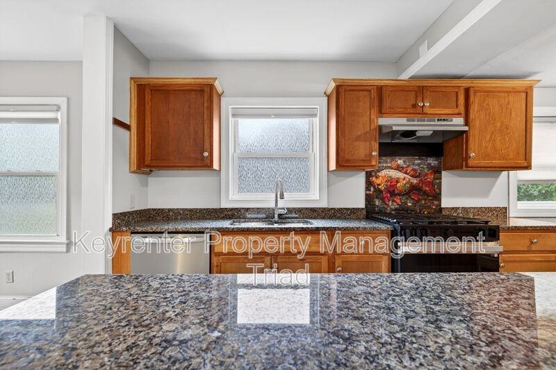 704 E Lexington Ave - Photo 3 of 38