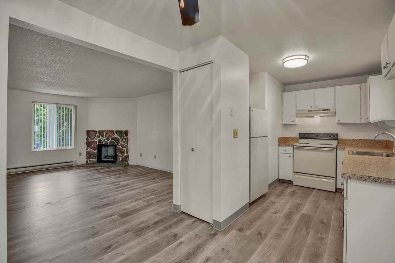Jamestowne Plaza Apartments - Photo 3 of 10