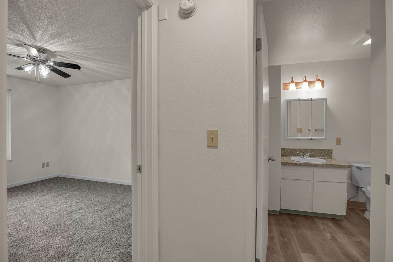 Jamestowne Plaza Apartments - Photo 5 of 10
