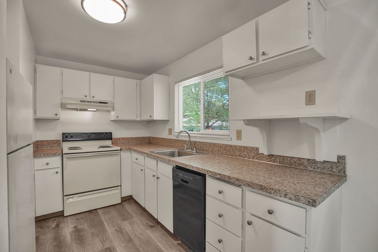 Jamestowne Plaza Apartments - Photo 6 of 10