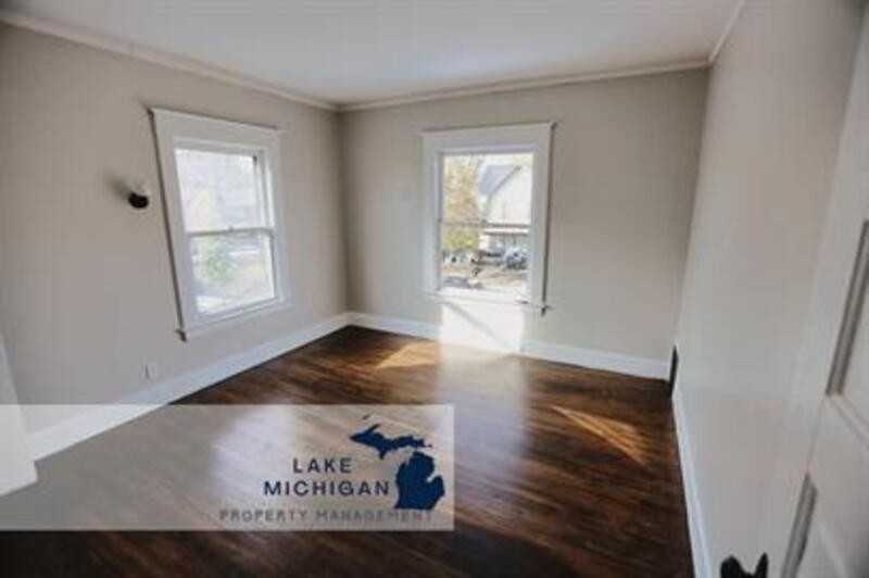 848 Kalamazoo Ave Se - Photo 3 of 8
