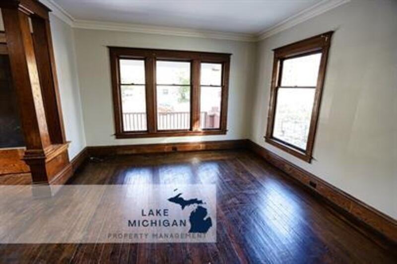 848 Kalamazoo Ave Se - Photo 4 of 8