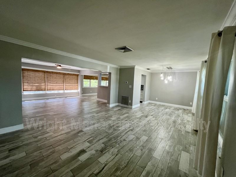2323 Surrey Ln - Photo 2 of 20