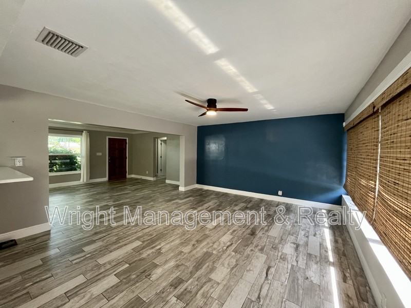 2323 Surrey Ln - Photo 3 of 20