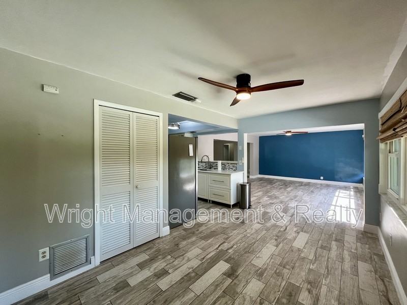 2323 Surrey Ln - Photo 4 of 20